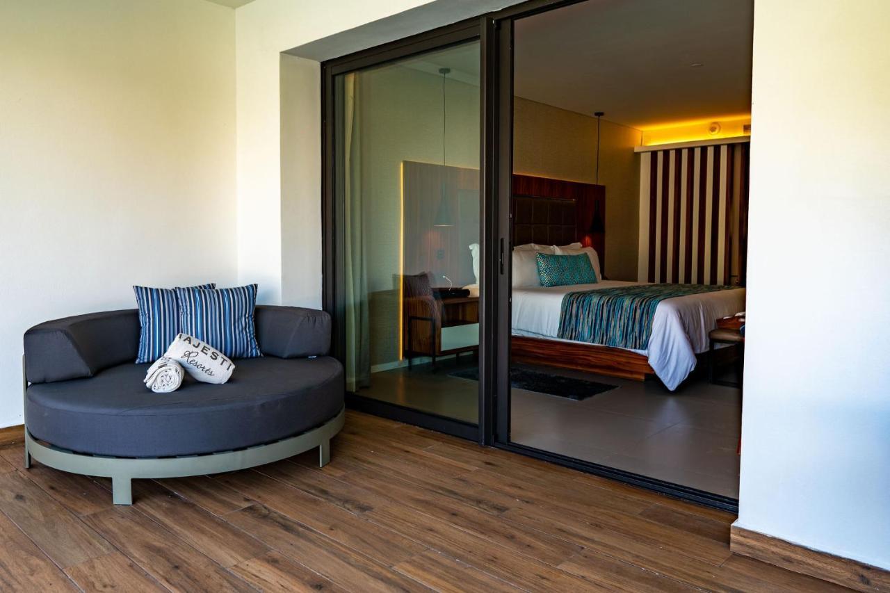 Suite Club Élégance avec Accès Direct à la Piscine et Jacuzzi Extérieur (Réservée aux Adultes de + de 18 Ans) - Wi-Fi Gratuit