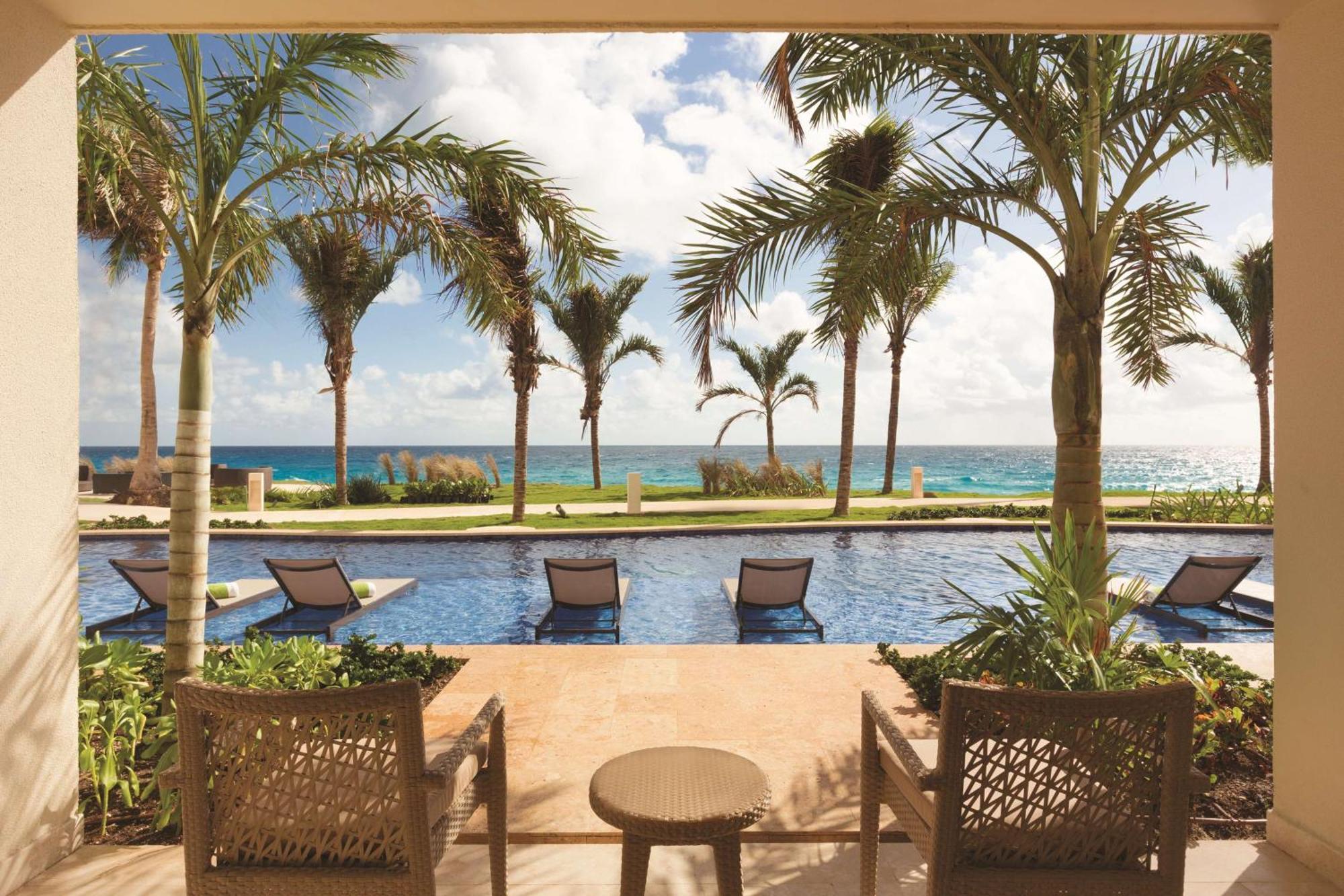 King Room with Sofa Bed - Swim Up
