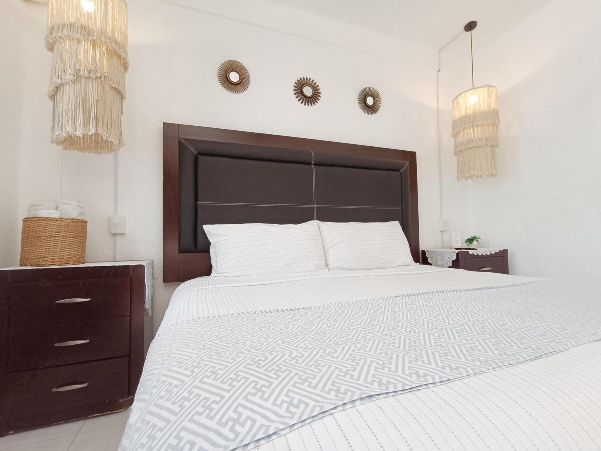 Zimmer mit Kingsize-Bett und Balkon