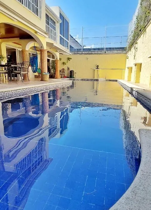 Habitaciones privadas y céntricas con alberca.-1