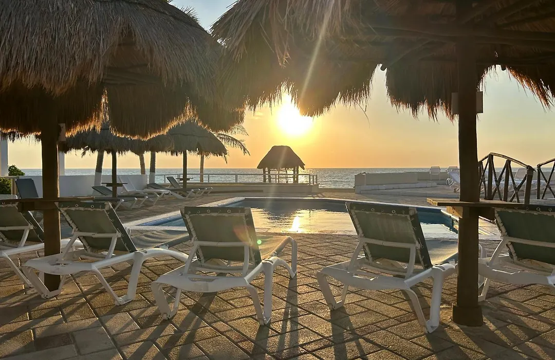 Beachfront Three-Story Coastal Penthouse, 3Br-3Ba-1