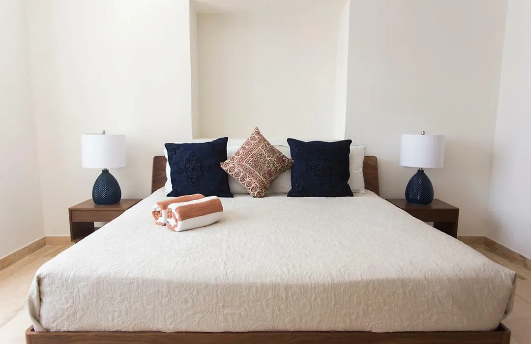 Pool, Spa & Jacuzzi- 3 Bedrooms- Close To Airport!-1