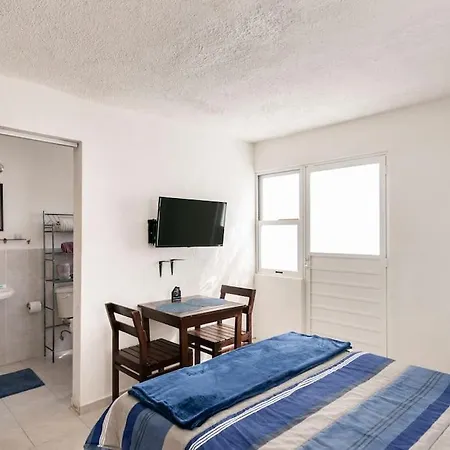 Micro Studio perfect for backpackers, couples, 3 min drive to Playa El Nino-3