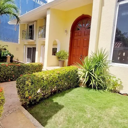 Habitaciones privadas y céntricas con alberca.-2