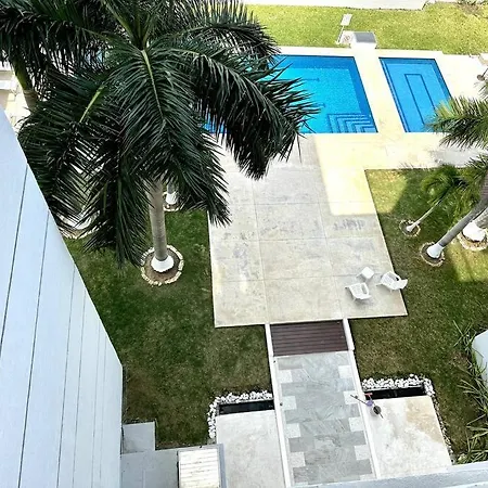 3Br Beautiful Condo With Pool Gym & Great Location-3