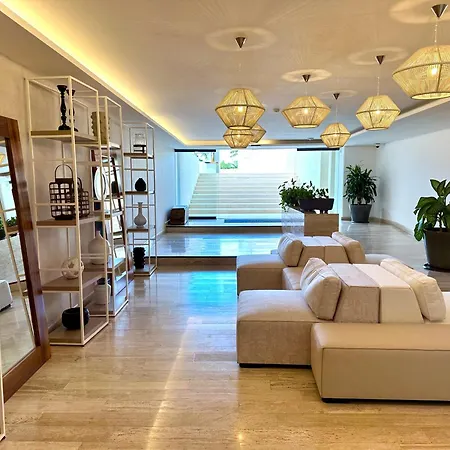 3Br Luxury Oceanfront Apt W Pool, Gym & Views-2