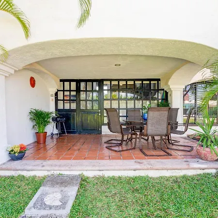 Stunning Villa I Walk To Beach & 3 Pools-2