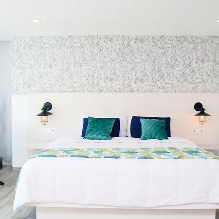 Beachfront Studio Balcony Pool & Gym-3