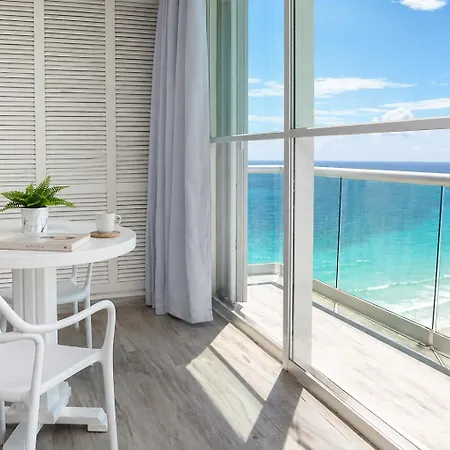 Beachfront Studio Balcony Pool & Gym-2